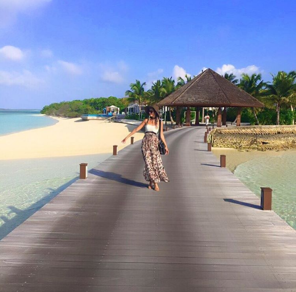 المالديف.. بسمة بوسيل على شاطئ البحر