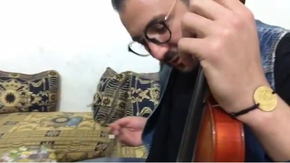 إيكو ودروس تعلم الكمان.. رخي كتافك وقصح وجهك!! (فيديو)