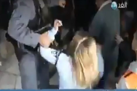 بالفيديو من المسجد الأقصى.. سيدة فلسطينية “سلخات” شرطية إسرائيلية!