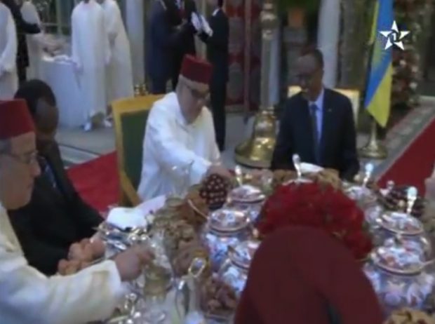 إفطار ملكي على شرف رئيس روندا.. ابن كيران ديما واخد راحتو! (صور وفيديو)