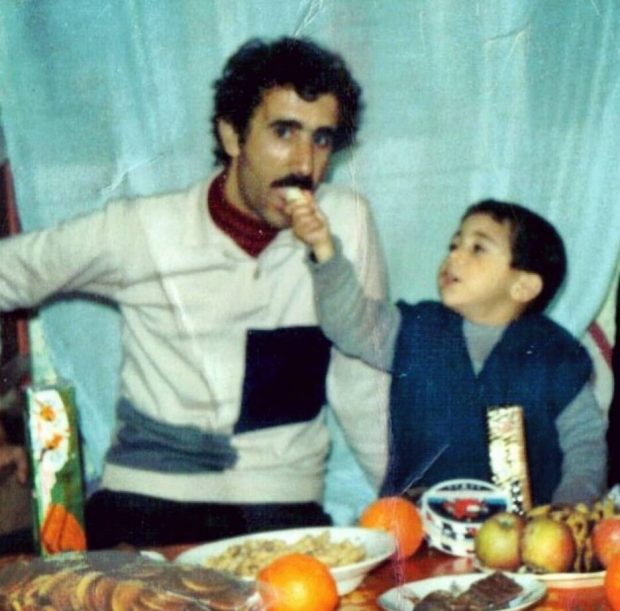 بدر سلطان مع والده.. صورة من الطفولة