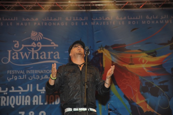 مهرجان جوهرة.. بلال يشبه العرب بـ”الدجاج” في حفل الافتتاح (صور)