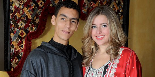باللباس المغربي.. الأمريكية جنيفر وزوجها المراكشي في أمريكا