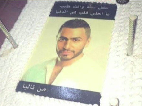 بالصور.. تامر حسني يحتفل بعيد ميلاده رفقة زوجته المغربية