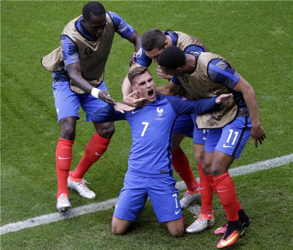 بعد فوز صعب على إيرلندا.. فرنسا تتأهل إلى دور الربع