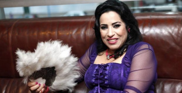 كاتب أغنية “تسونامي” لنجاة اعتابو: “شافوك الناس في البحر مع منتوفة الشعر” ليس شعرا!!