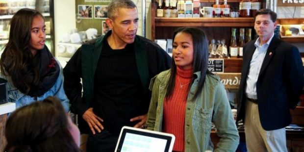 لدعم المشروعات الصغيرة.. أوباما يتسوق صحبة ابنتيه