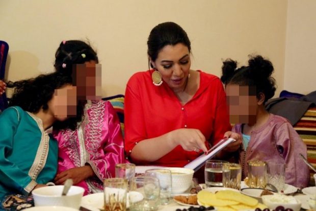 صور الطفولة.. عقدة أسماء لمنور