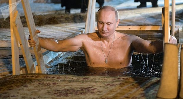 بالصور والفيديو.. بوتين يحتفل بعيد الغطس تحت الصفر!