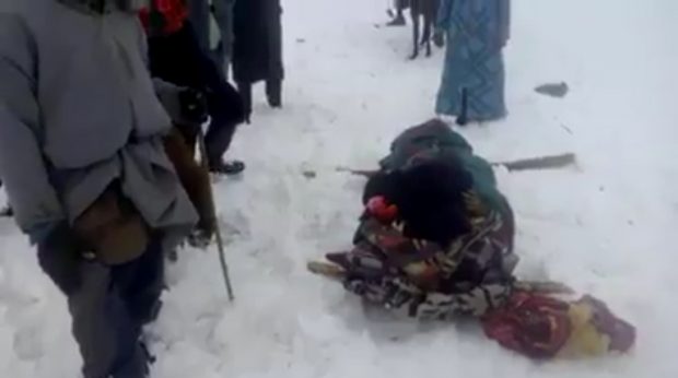 سلطات إقليم أزيلال: المرا الحاملة اللي بانت في فيديو وسط الثلج ماماتتش