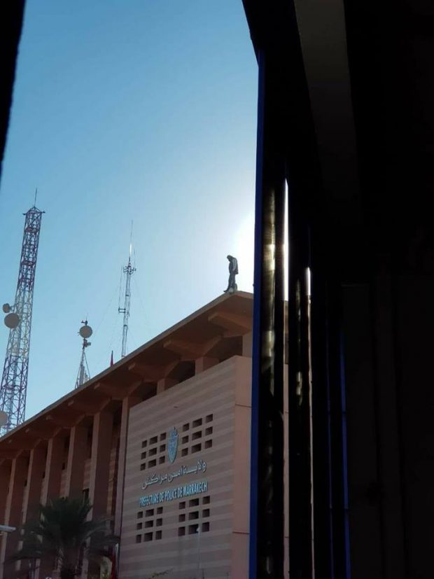 بالفيديو من مراكش.. بوليسي بغا ينتحر من فوق ولاية الأمن