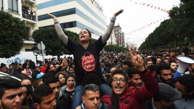 أكثر من 330 مُعتقلا وتأجيل مباريات كرة القدم.. تونس تغلي