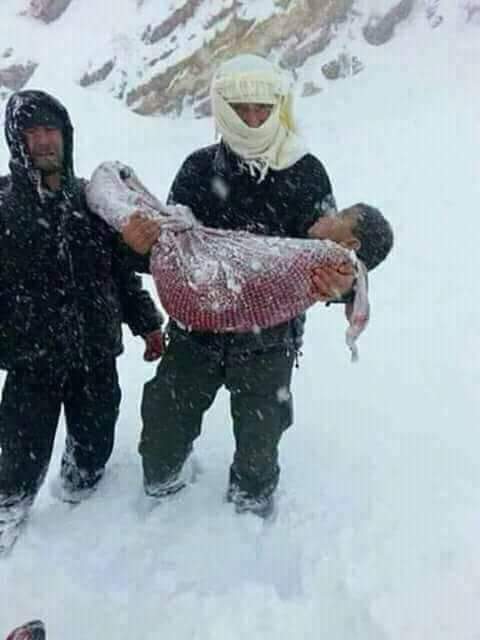 وزارة الداخلية تكشف حقيقة صورة رجل يحمل جثة طفل.. ردّونا بحال سوريا!!