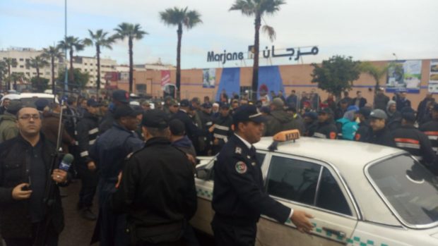 بالصور من كازا.. البوليس يفرق وقفة احتجاجية لأصحاب الطاكسيات الكبيرة
