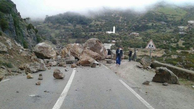بالصور من الطريق بين شفشاون والحسيمة.. انهيارات صخرية