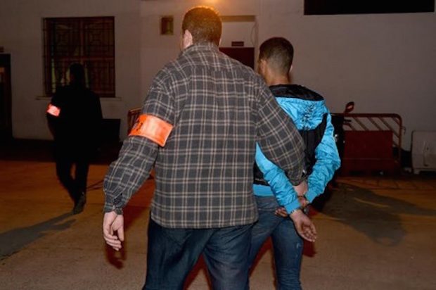 مخدرات وكحول وتهديد شرطي ومسدس.. تفاصيل اعتقال بزناس في برشيد