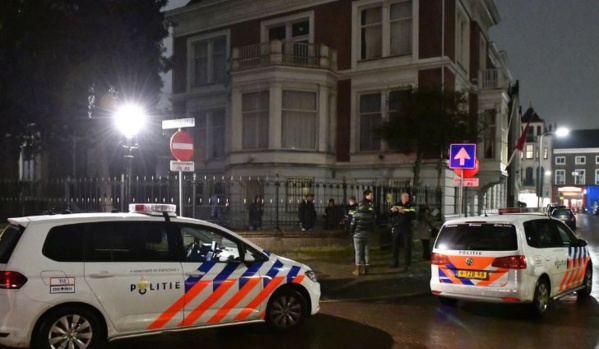 بالصور والفيديو من هولندا.. ريفيون يقتحمون مبنى السفارة المغربية!!