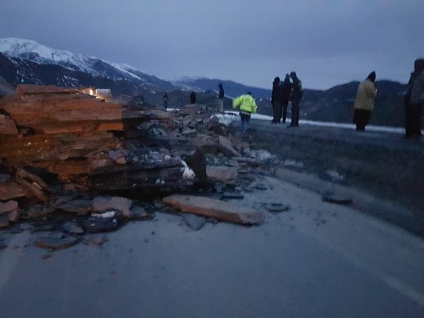 الحادث الثاني هذا الشهر.. انهيار جبلي على طريق تيزي نتيشكا (صور)