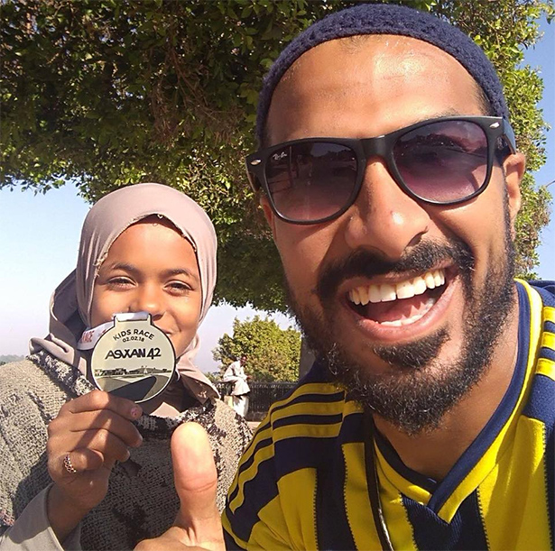 بالصور والفيديو من مصر.. طفلة حافية تخلق المفاجأة في ماراثون للجري!