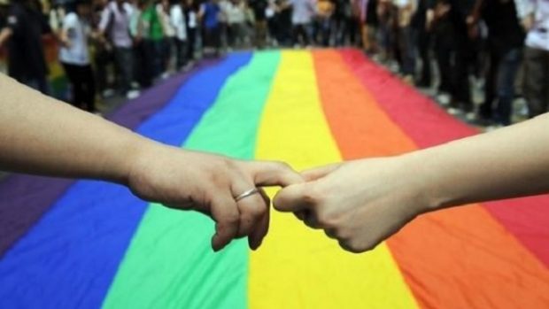 فيديو “المثلي والكانيط”.. مدافعون عن المثلية يدعون إلى محاسبة “مسعفي التشهير والسخرية”