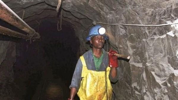 جنوب إفريقيا.. 950 عاملا في منجم للذهب عالقون تحت الأرض
