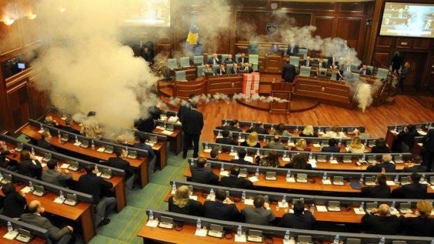 بالفيديو من كوسوفو.. إطلاق قنابل مسيلة للدموع داخل البرلمان!!