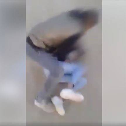الفيديو صور شهر يناير في بنجرير.. اعتقال الشخص الذي حاول اغتصاب فتاة في الشارع العام