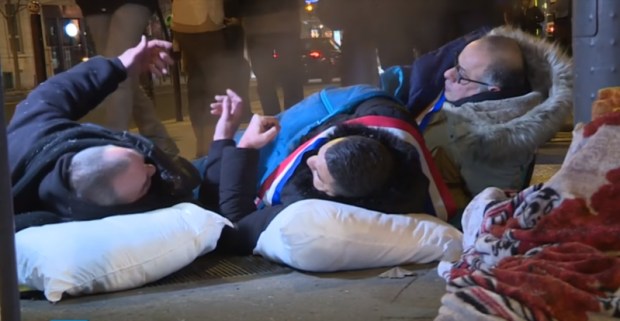 علاش ديالونا ما يديروهاش.. سياسيون فرنسيون ينامون في الشارع تضامنا مع المشردين! (فيديو)
