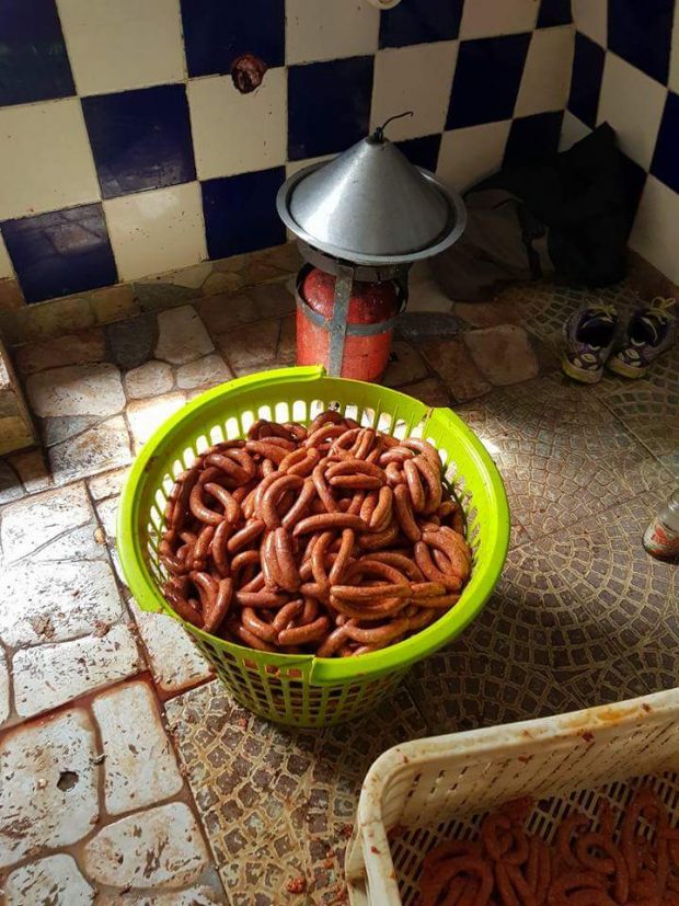 بالصور من مراكش.. مداهمة متجر وحجز 900 كيلو من اللحوم والنقانق الفاسدة