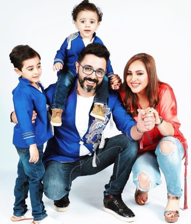 صورة.. أحمد شوقي رفقة زوجته وطفليه