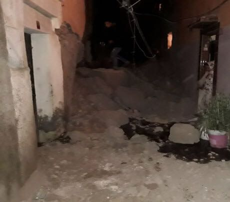 بالصور من مراكش.. انهيار منزل عتيق والسكان يبيتون في العراء