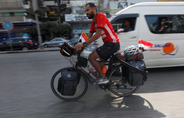 سيقطع 5 آلاف كيلومتر.. مصري يتجه لحضور كأس العالم على دراجة