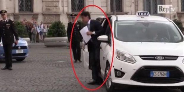 ما دارها حتى واحد من عندنا.. رئيس وزراء إيطاليا راكب طاكسي! (فيديو)
