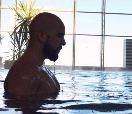 صورة في المسبح.. الدوزي “يقلد” لمجرد