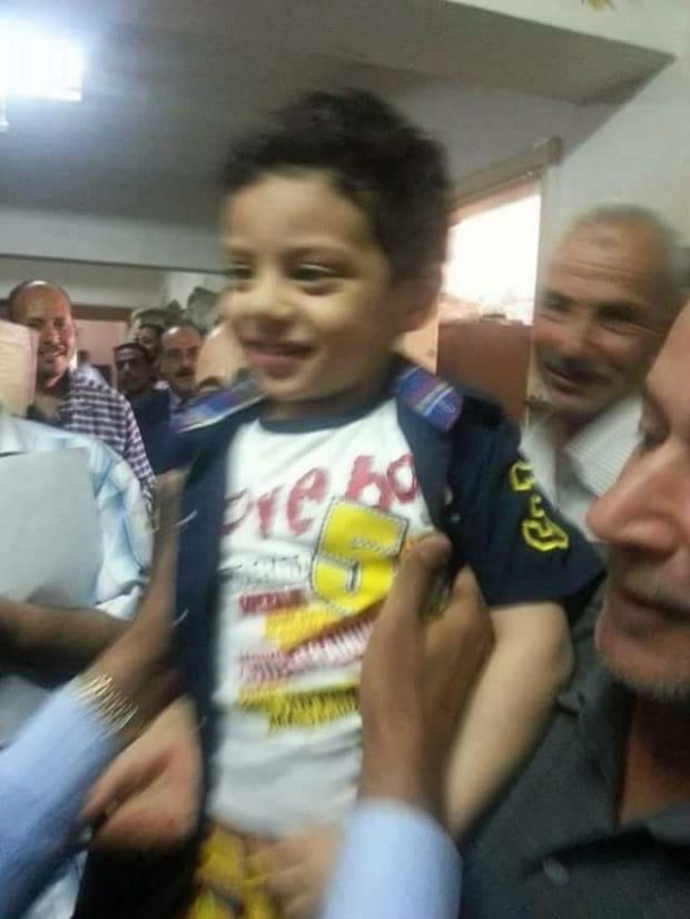 فعمرو 4 سنين.. طفل مصري كان غيمشي للحبس على بوسة!! (صور)