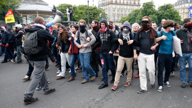 ملثمون وغاز مسيل للدموع.. الغليان في شوارع فرنسا