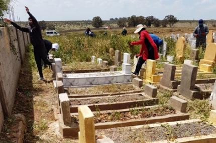 مبادرة زوينة في خريبگة.. حملة لتنظيف مقبرة الرحمة