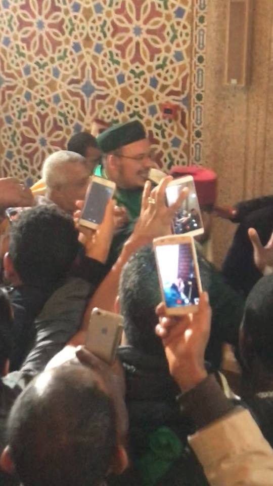 بالصور  من مسجد الحسن الثاني/ كازا.. زغاريد وبكاء وسيلفيات في استقبال القزابري