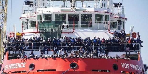 على متن سفينة “أكواريوس”.. وصول أكثر من 630 مهاجرا إلى إسبانيا