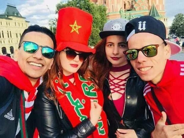 كلها وهمو.. مغاربة غير وصلو لروسيا بداو يتصورو مع الروسيات!