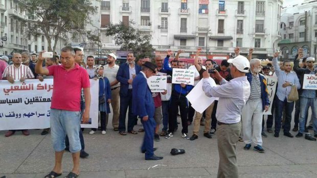 “التضامن” مع مُعتقلي حراك الريف.. “دوزيم تطلع برّا” مطلب آخر في وقفة كازا!! (صور)