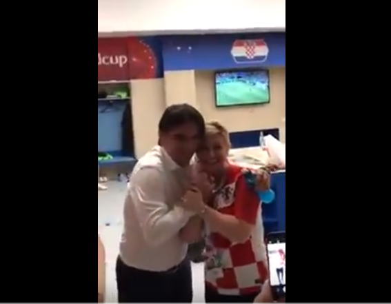 بالفيديو والصور.. رئيسة كرواتيا تعانق اللاعبين بعد تأهلهم إلى الربع
