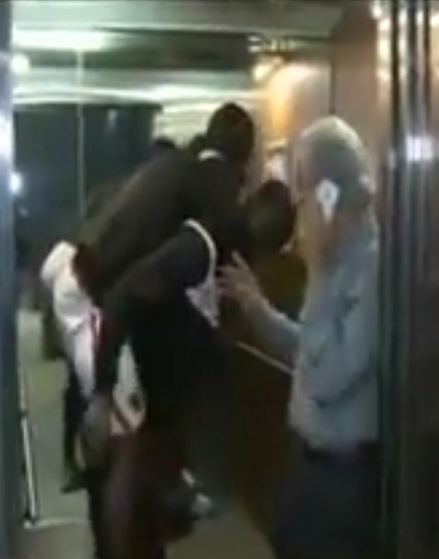 صاحبك في الشدة.. مدافع الأهلي يحمل زميله على ظهره بعد الإصابة (فيديو)
