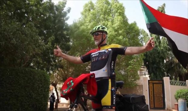 من مكناس إلى مكة.. دراج مغربي يتحدى المخاطر في سبيل الحج!