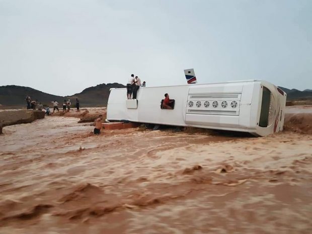 بالصور والفيديو من ضواحي الرشيدية.. انقلاب حافلة بسبب فيضانات الصيف