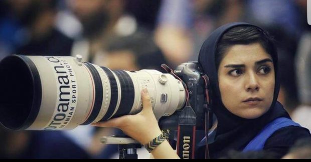 بالصور.. مصورة صحافية إيرانية تخطف الأنظار