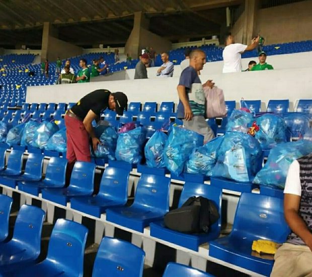 بالصور.. الجمهور الرجاوي على خطى اليابانيين في تنظيف الملعب!