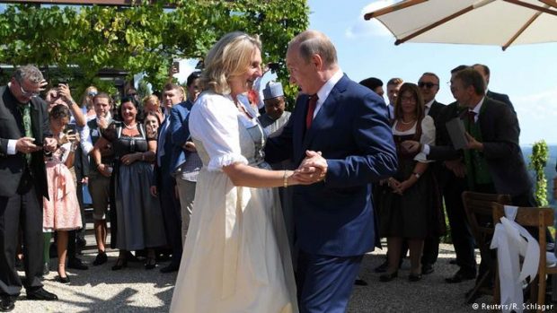 بعيدا عن السياسة.. بوتين يراقص وزيرة خارجية النمسا في حفل زفافها