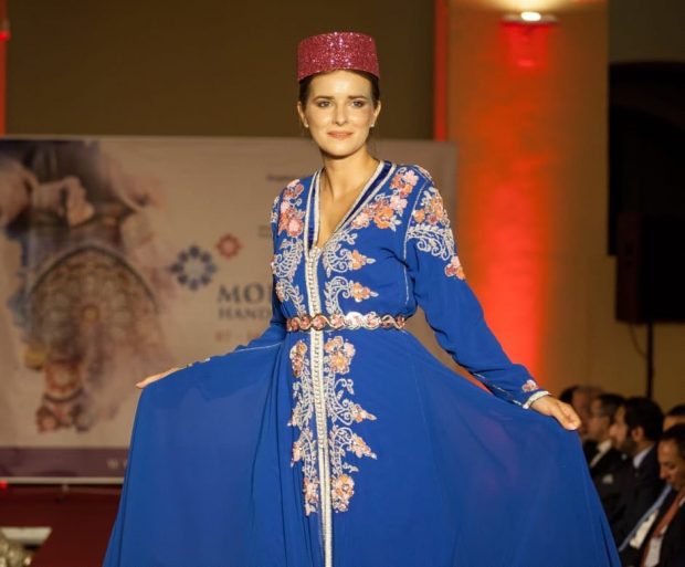 بعد أسبوع الموضة في إسطنبول.. سارة الزروالي تعرض القفطان المغربي في هنغاريا (صور)
