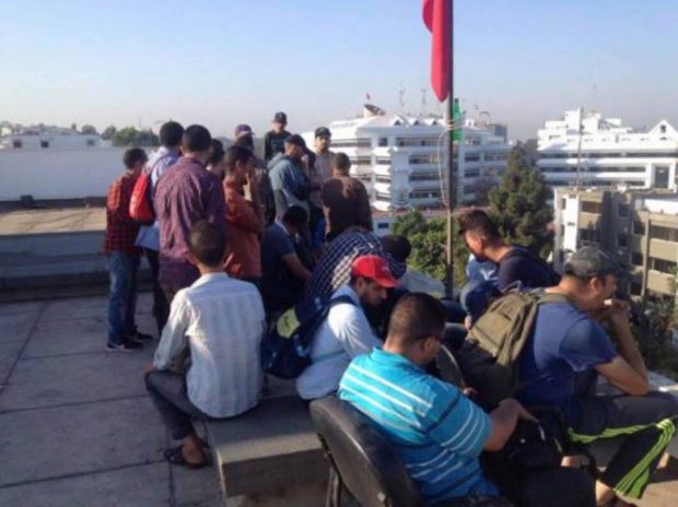 بالصور والفيديو من الرباط.. مكفوفون يعتصمون في سطح مقر وزارة الحقاوي